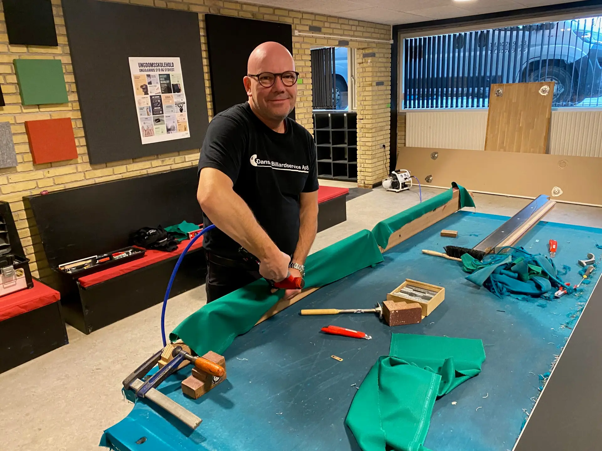 Ole udfører klædeskift