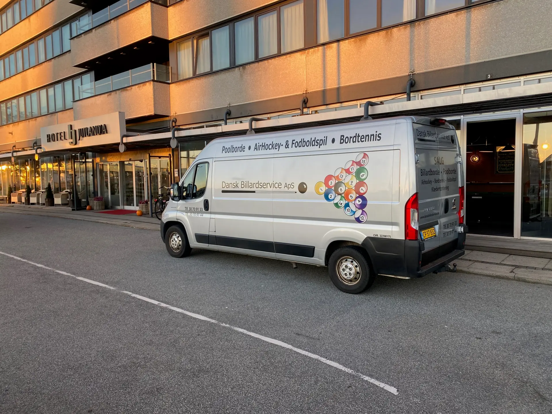 Dansk Billardservice bil på opgave til klædeskift